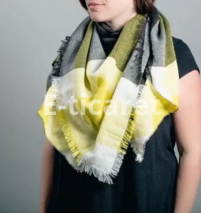 Renkli kadın eşarplar