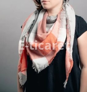 Renkli kadın eşarplar